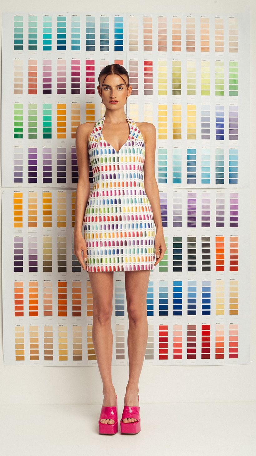 Editorial — Pantone-Kleid vor Farbwand