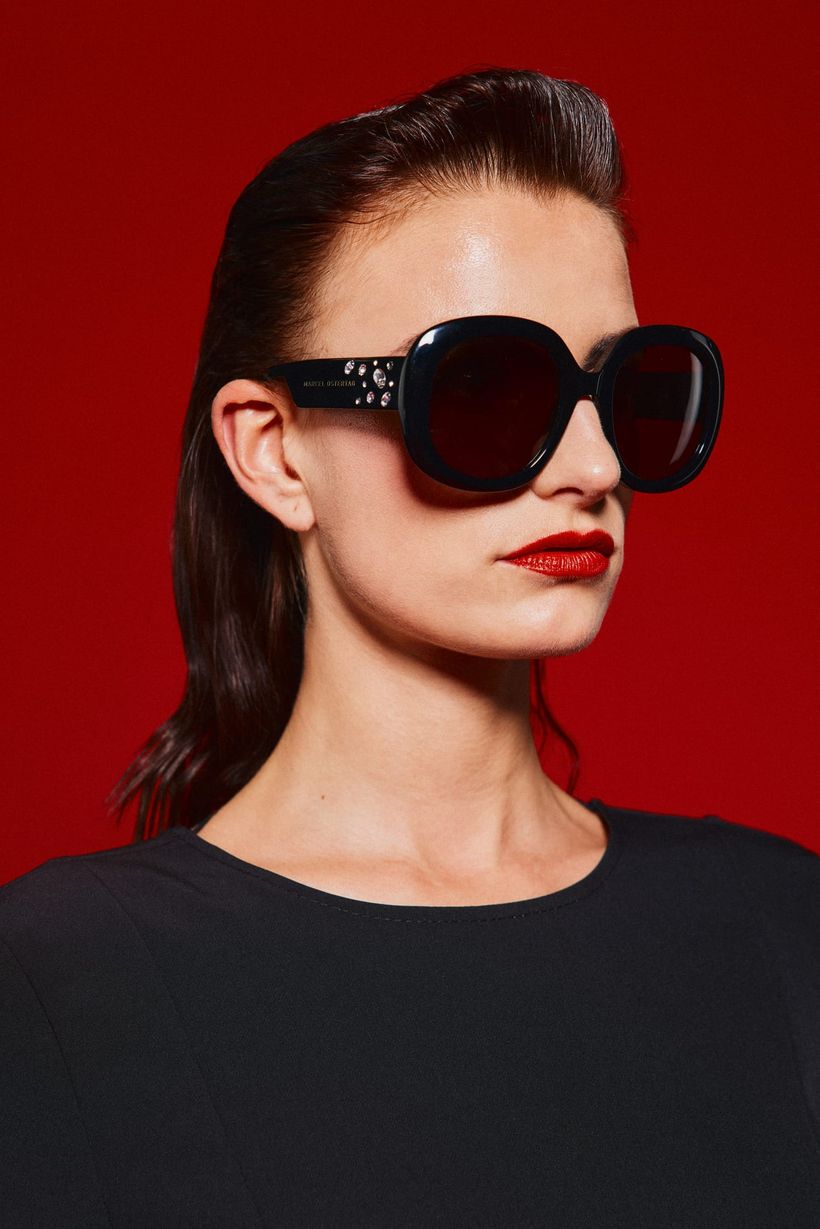 Beauty Editorial — Sonnenbrille auf Rot